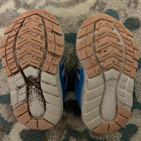 LAST CHANCE! New Balance Sneakers toddler size 5.5 blue and light pink - Picture 2 of 7